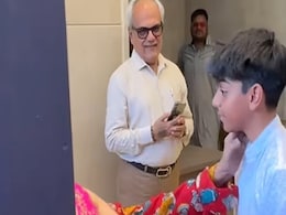 काजोल के बेटे युग ने दुर्गा पंडाल में छुए बुजुर्ग के पैर, संस्कार देख जनता ने की तारीफ काजोल के बेटे युग ने दुर्गा पंडाल में छुए बुजुर्ग के पैर, संस्कार देख जनता ने की तारीफ