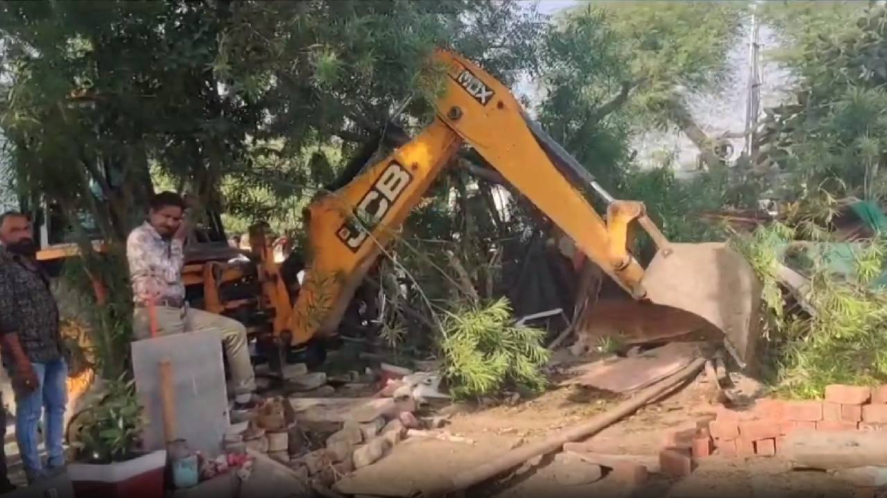 उज्जैन रेप केस में आरोपी के घर पर चला बुलडोजर