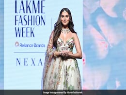 Tara Sutaria Brings Festive Vibes To The LFW 2023 Runway In A Mahima Mahajan Organza Lehenga Tara Sutaria Brings Festive Vibes To The LFW 2023 Runway In A Mahima Mahajan Organza Lehenga