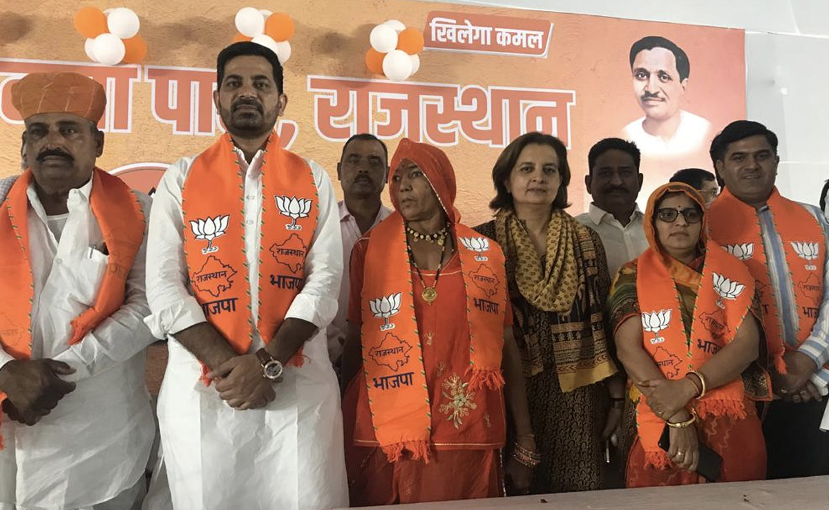 चुनाव से पहले हनुमान बेनीवाल को बड़ा झटका, RLP के मुंडवा प्रधान और खींवसर प्रधान के पति भाजपा में हुए शामिल