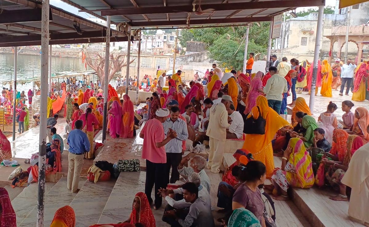 शरद पूर्णिमा के साथ कार्तिक स्नान शुरू, पुष्कर सरोवर में श्रद्धालुओं ने लगाई आस्था की डूबकी, जानिए महत्व