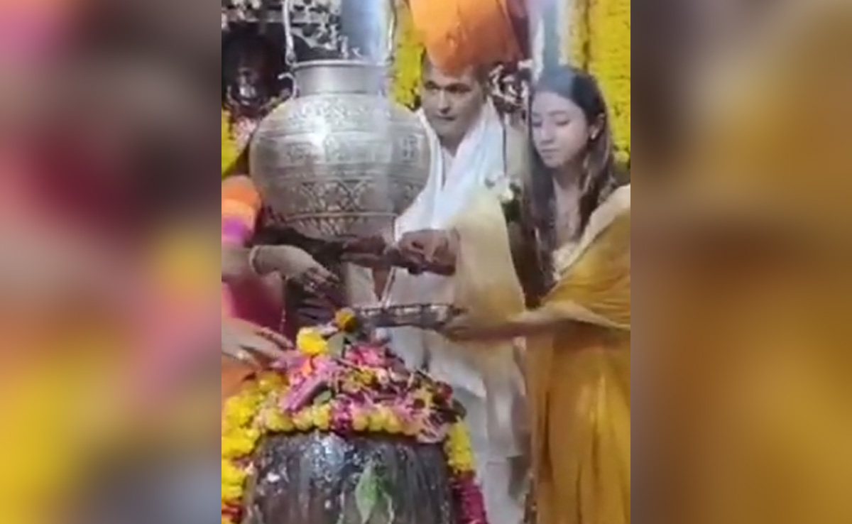 Ujjain: परिवार के साथ महाकाल के दरबार में पहुंचे अनिल अंबानी, गर्भ गृह में प्रवेश पर उठे ये सवाल