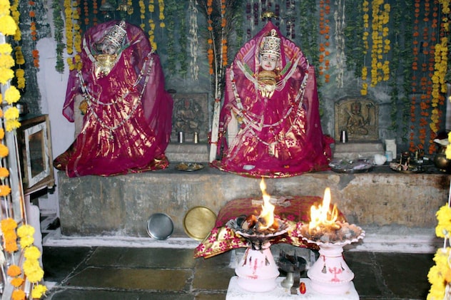 मंदिर में स्थापित सुगाली माता की नई प्रतिमा