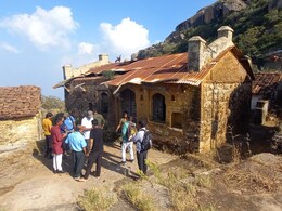 राजस्थान में पहली बार, 117 वोटरों के लिए 15 सौ मीटर की ऊंचाई पर बनेगा बूथ, 15 किमी पैदल चलकर पहुंचे अधिकारी