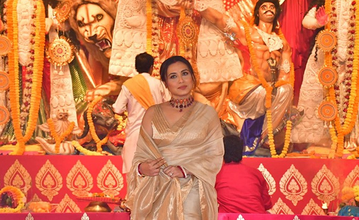 Durga Puja 2023: Rani Mukerji Stuns In A Golden <i>Saree</i>. Directors Nikkhil Advani, Imtiaz Ali Join