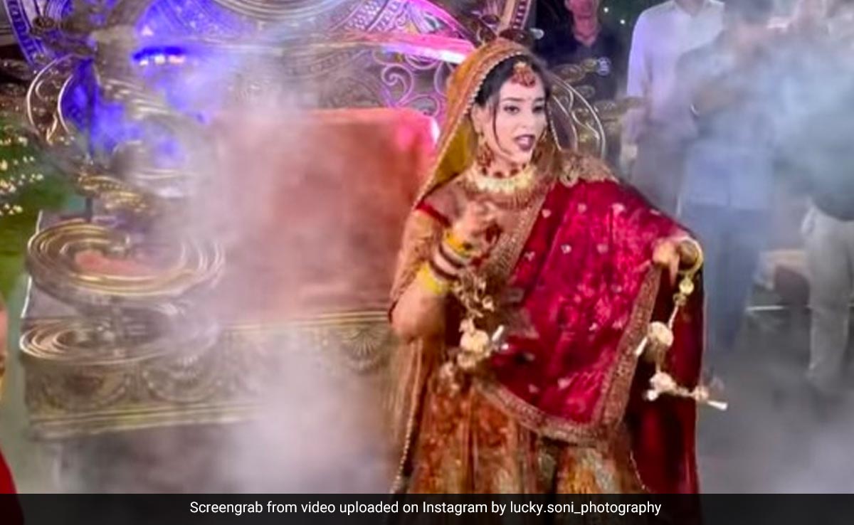 स्टेज पर पहुंचने से पहले ही दुल्हन सबकुछ छोड़-छाड़ के शुरू कर दिया डांस, वीडियो देख आप भी कहेंगे 'हद कर दी आपने'