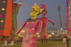 विवादों के बाद लव कुश रामलीला में लगे पुतले के आगे से 'सनातन विरोधी' लिखा हुआ शब्द हटाया गया विवादों के बाद लव कुश रामलीला में लगे पुतले के आगे से 'सनातन विरोधी' लिखा हुआ शब्द हटाया गया