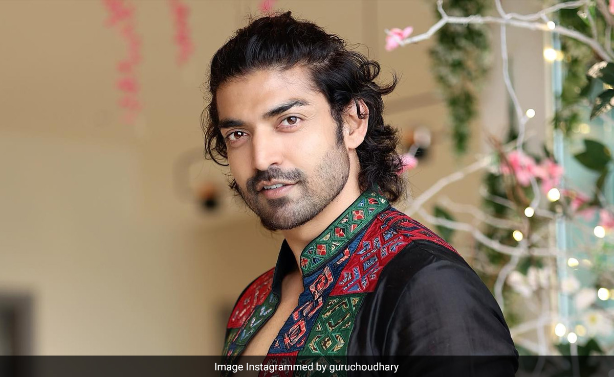 Viral Video Shows Actor Gurmeet Choudhary Giving CPR To A Man Collapsed On Street