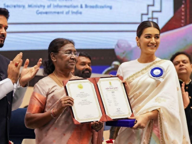 Bollywood News : अल्लू ने नेशनल अवॉर्ड के बाद कैसे ठीक कराया कृति का पल्लू? देखिए वीडियो