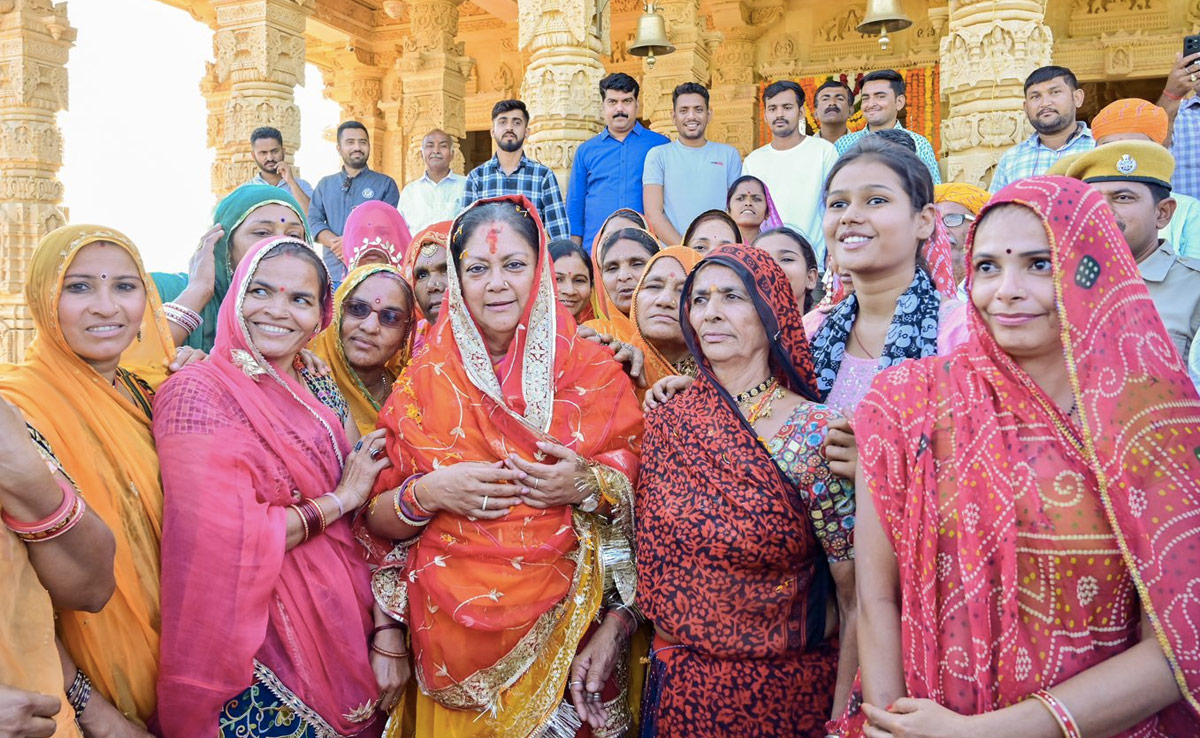 वसुंधरा राजे का देव दर्शन अभियान जारी, पहली बार मां रूपादे और रावल मल्लीनाथ जी के मंदिर पहुंचीं पूर्व CM