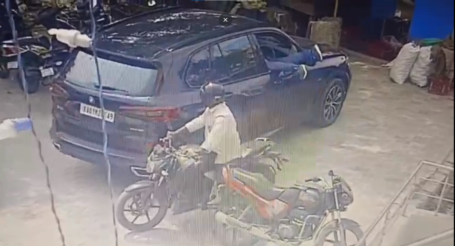 सड़क पर खड़ी ₹1 करोड़ की BMW में रखे थे ₹14 लाख, फिर हुआ कुछ ऐसा...