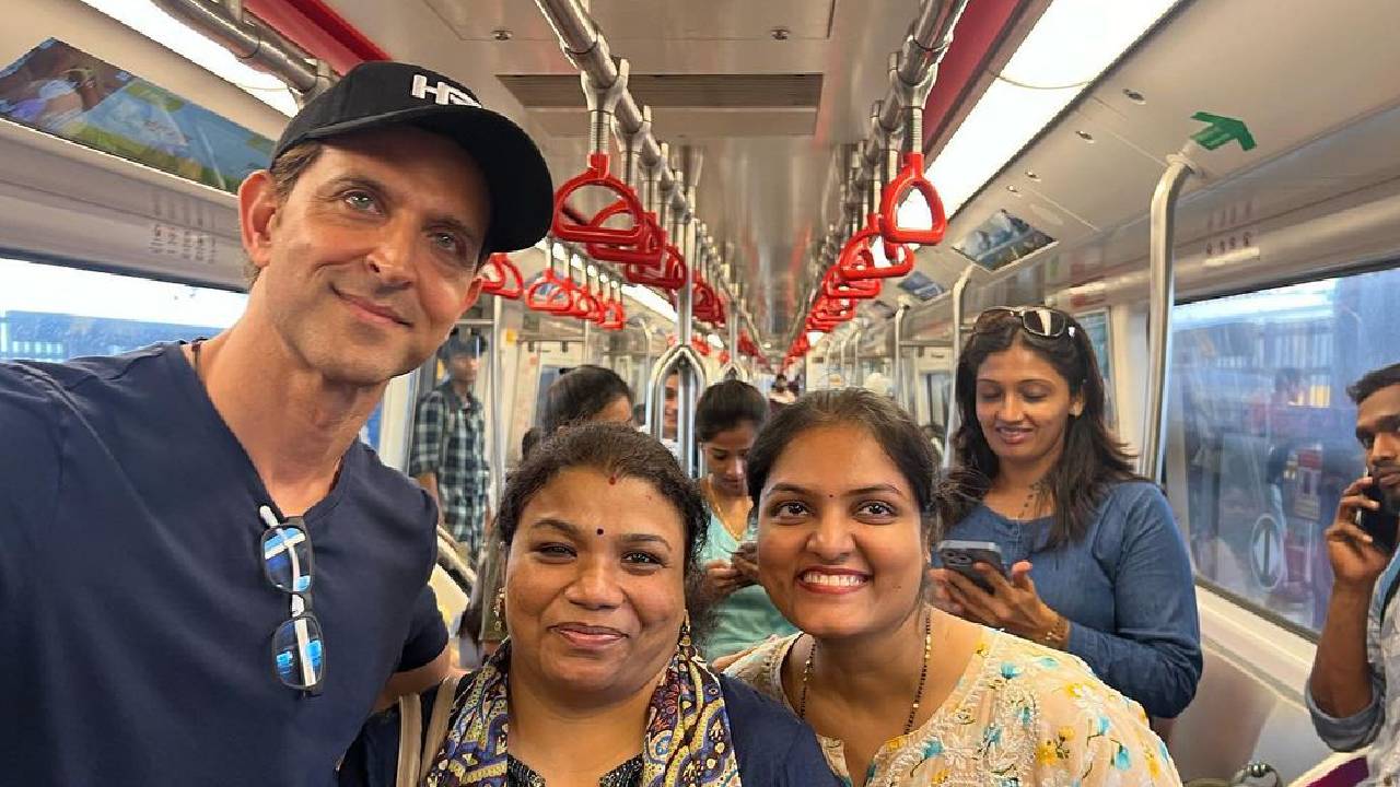 ऋतिक रोशन ने फैंस के साथ किया मेट्रो में ट्रेवल, फैंस ने लुटाया प्यार
