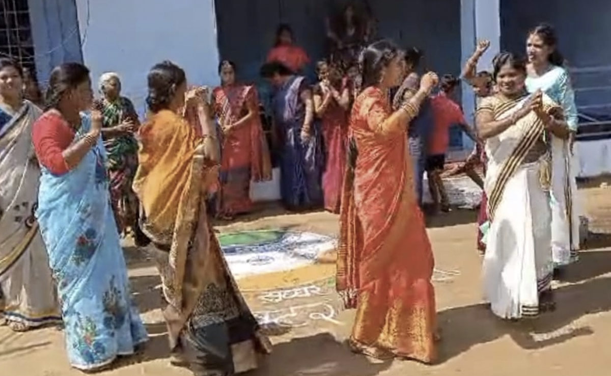 CG Election : गरबा के बाद अब महिलाओं ने किया सुआ नृत्य, लोकगीत से दिया मतदाता जागरूकता का संदेश