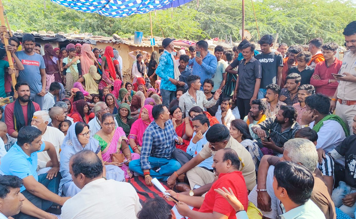 सीमा बंजारा हत्याकांड: जिला कलक्ट्रेट रवाना हुआ आक्रोशित बंजारा समाज, पुलिस ने बैरंग लौटाया