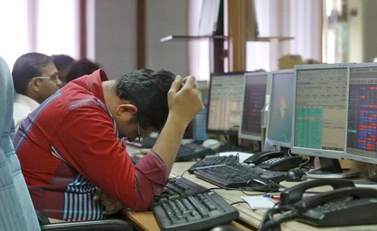 कमज़ोर वैश्विक रुख, विदेशी कोषों की निकासी से सेंसेक्स शुरुआती कारोबार में 533 अंक टूटा