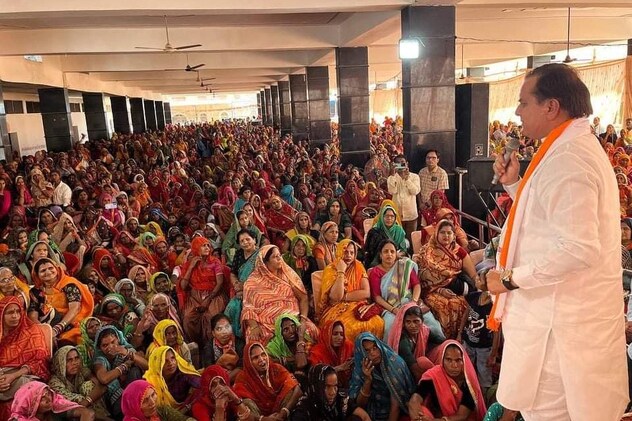 लोगों को सम्बोधित करते जौनपुरिया लोगों को सम्बोधित करते जौनपुरिया