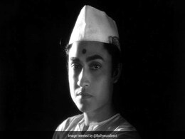 अशोक कुमार की झलक पाने के लिए राज कपूर की पत्नी ने उठा दिया था घूंघट, बॉलीवुड के शोमैन को आ गया था गुस्सा, पढ़ें मजेदार किस्सा अशोक कुमार की झलक पाने के लिए राज कपूर की पत्नी ने उठा दिया था घूंघट, बॉलीवुड के शोमैन को आ गया था गुस्सा, पढ़ें मजेदार किस्सा