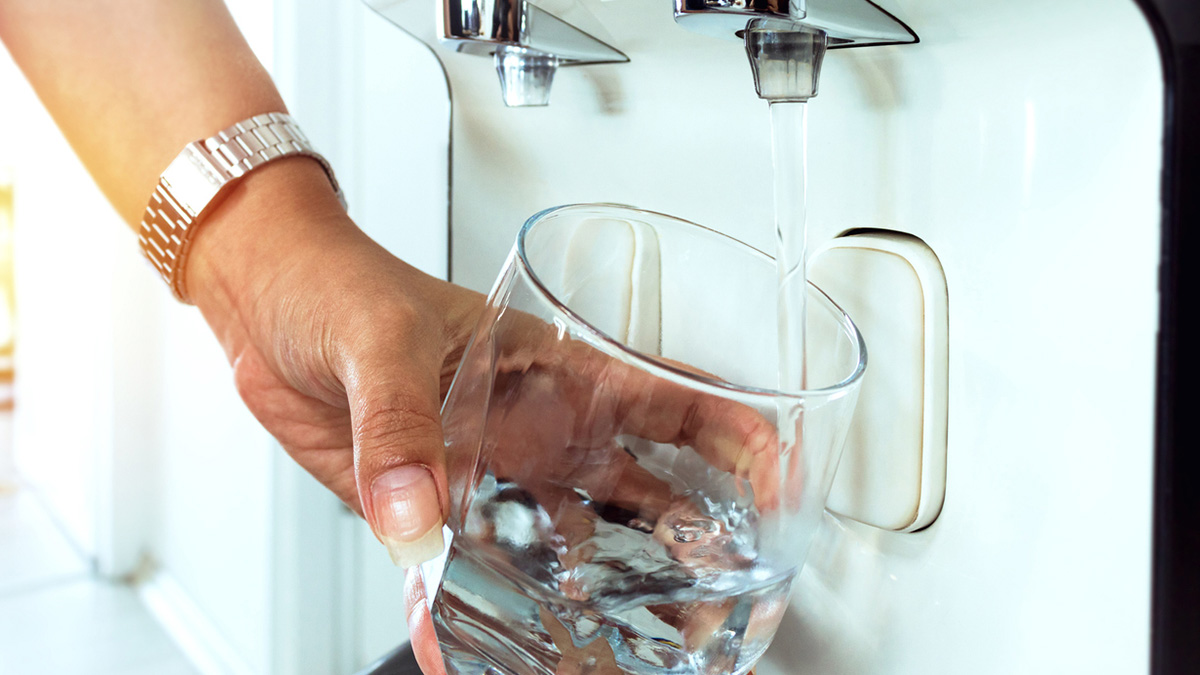 Health News : क्या आपको पानी पीने के सही तरीके की है जानकारी? नहीं तो सकती है कई बीमारी...