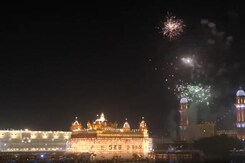 चौथे गुरु रामदास जी के प्रकाश पर्व पर रोशन स्वर्ण मंदिर, श्रद्धालुओं का उमड़ा सैलाब चौथे गुरु रामदास जी के प्रकाश पर्व पर रोशन स्वर्ण मंदिर, श्रद्धालुओं का उमड़ा सैलाब