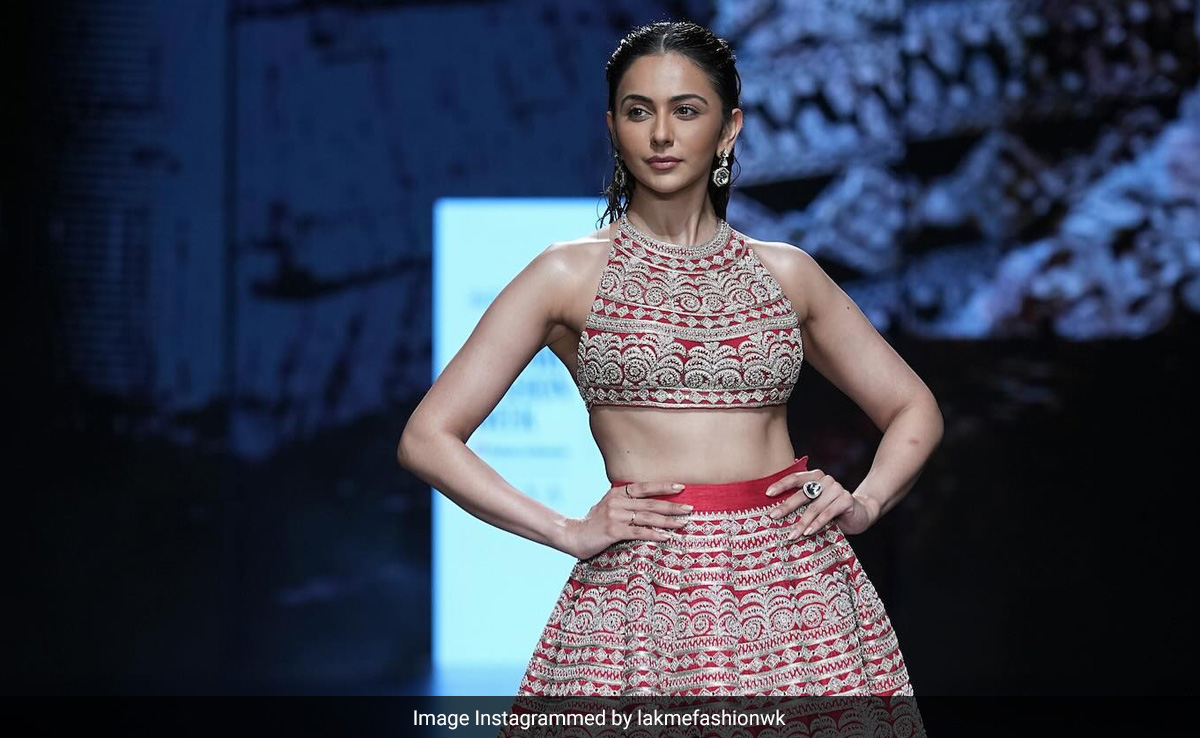 Rakul Preet Singh Owned The LFW 2023 Ramp In A Red And Gold Festive <i>Lehenga</i> For Bhumika Sharma