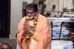 Amitabh Bachchan, 81 Today, Greets His Fans With Folded Hands Outiside Jalsa Amitabh Bachchan, 81 Today, Greets His Fans With Folded Hands Outiside Jalsa