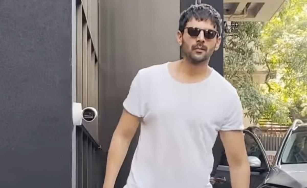 Bollywood News: Kartik Aaryan दिखे Farhan Akhtar के ऑफिस के बाहर, क्या फरहान की फिल्म कर रहे हैं कार्तिक?