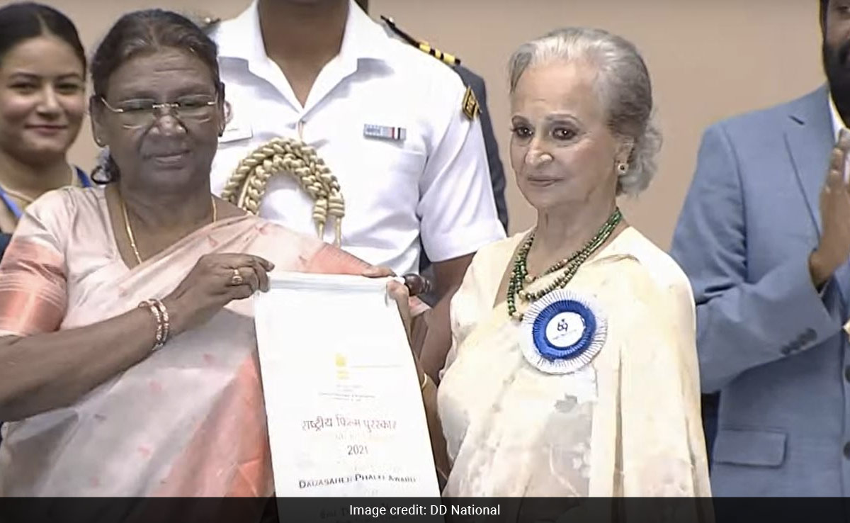 National Awards: Emotional Waheeda Rehman Receives The Dadasaheb Phalke Award