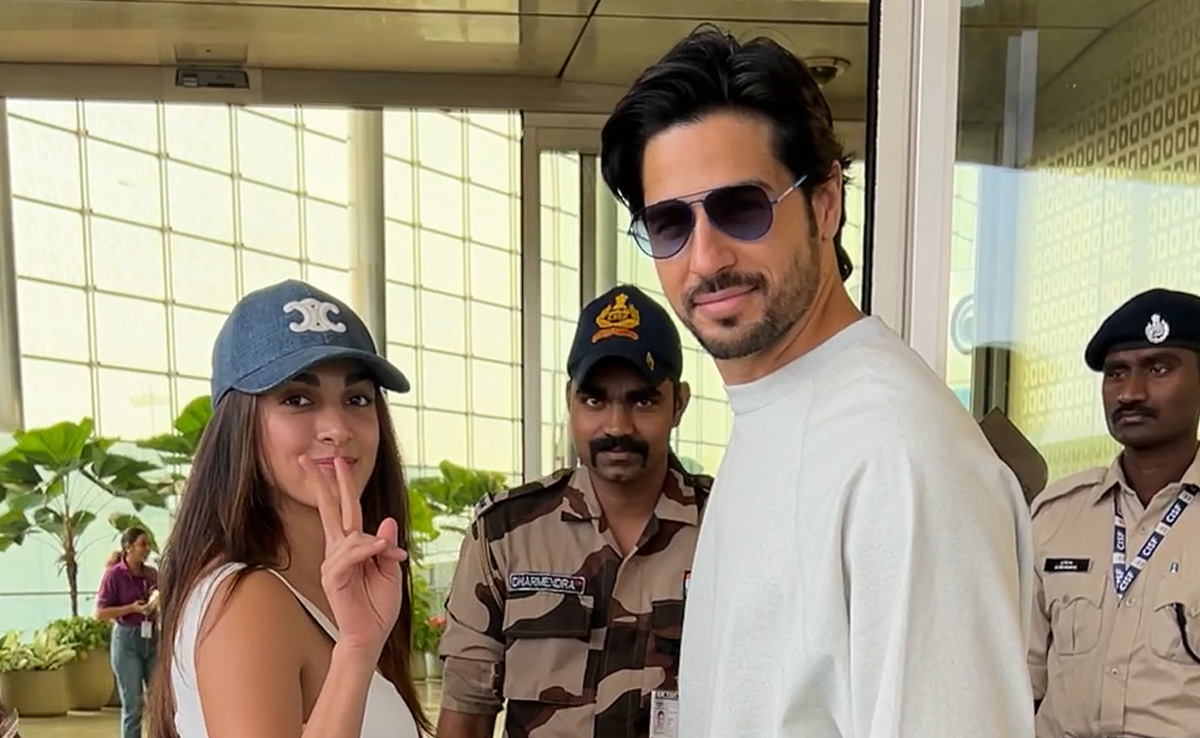 Sidharth Malhotra And Kiara Advani, Twinning And Winning, Pictured Holding Hands At The Airport