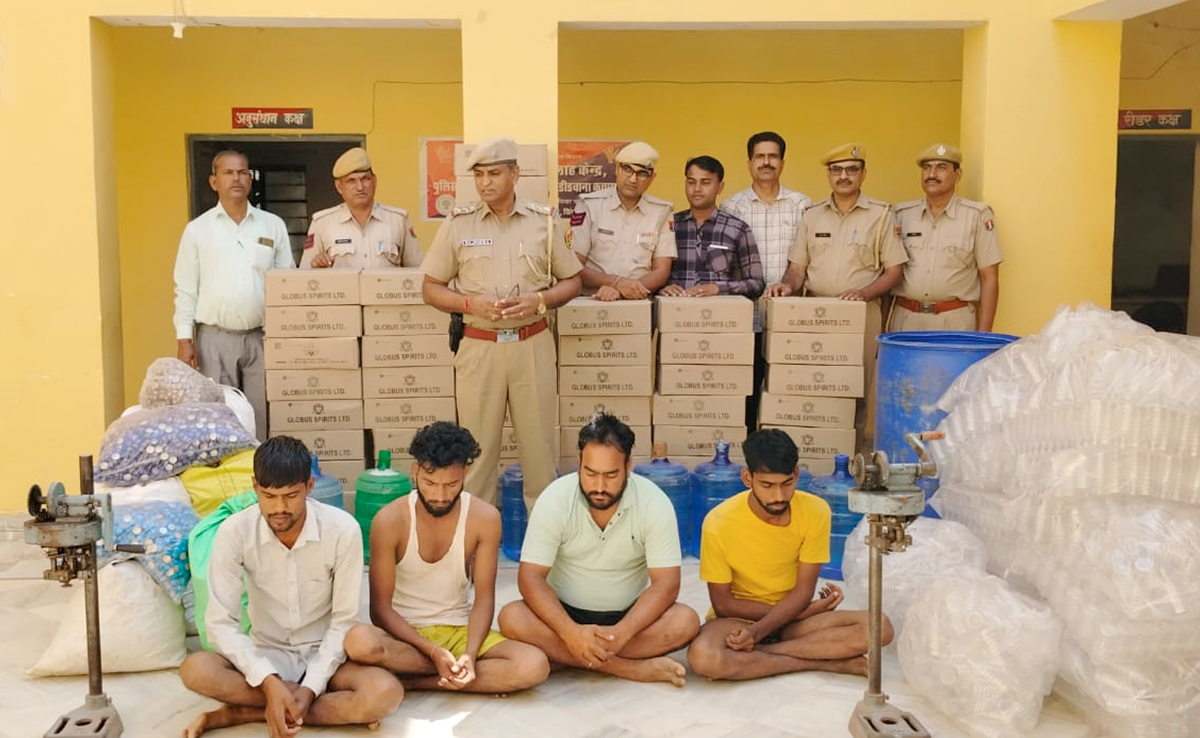 अवैध शराब पर कार्रवाई, अवैध शराब सहित शराब पैकिंग का सामान बरामद, चार आरोपी गिरफ्तार
