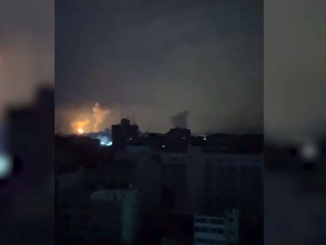 इज़रायल ने रात भर ग़ाज़ा पर गिराए बम, धमाकों की रोशनी से जगमगा उठा आसमान