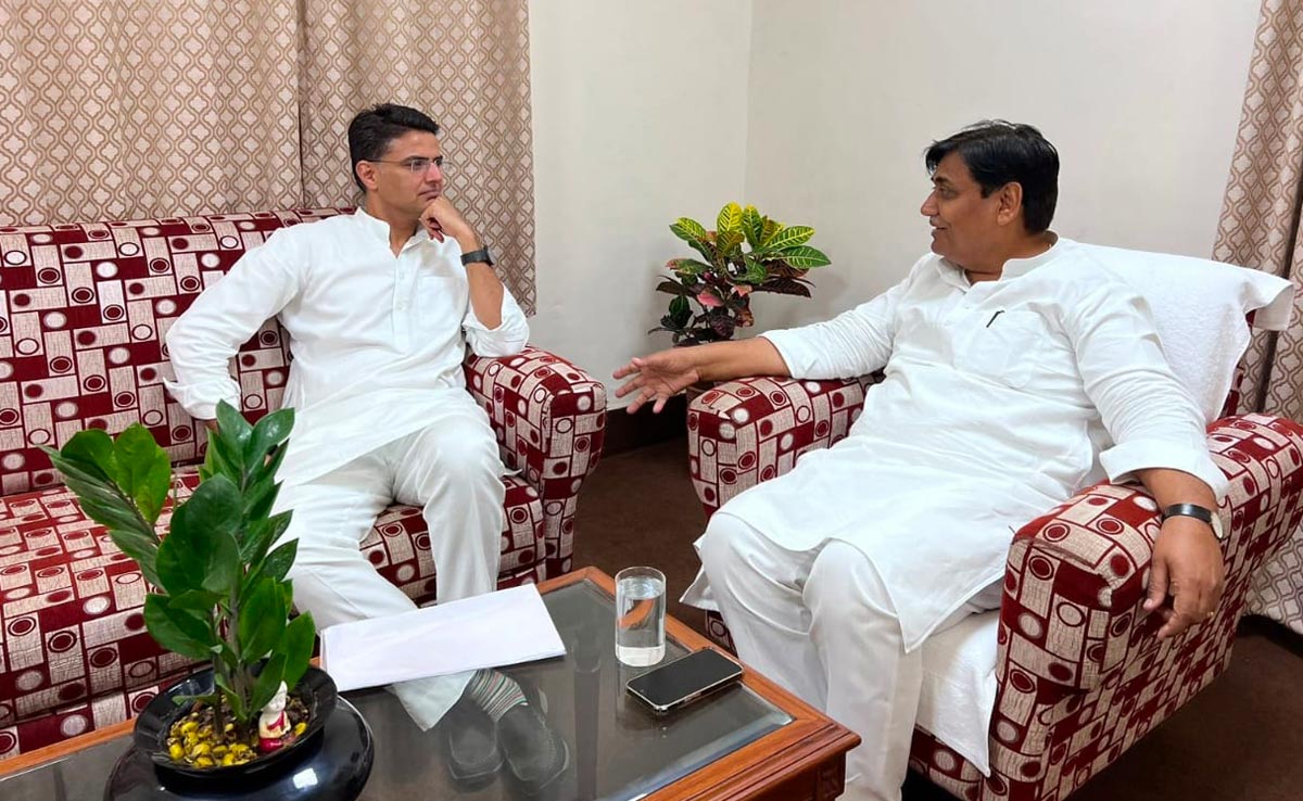 Rajasthan Election 2023: दिल्ली में बैठक से पहले PCC चीफ से मिले सचिन पायलट, टेबल पर रखी फाइल ने बढ़ाई हलचल
