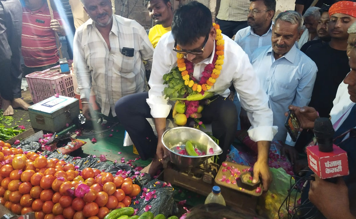 जूता पॉलिश के बाद अब सब्जी बेचते नजर आए विधायक, शौचालय भी किया साफ