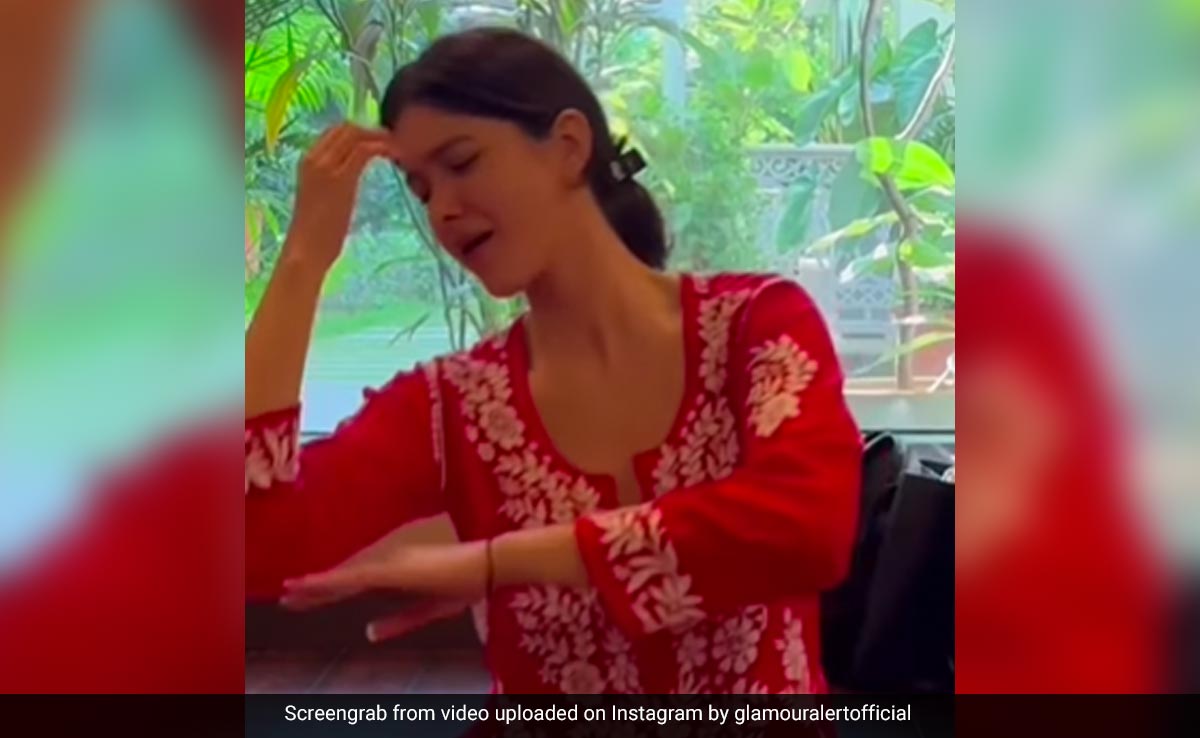 Shanaya Kapoor Dances To This Iconic Rekha Song. Watch
