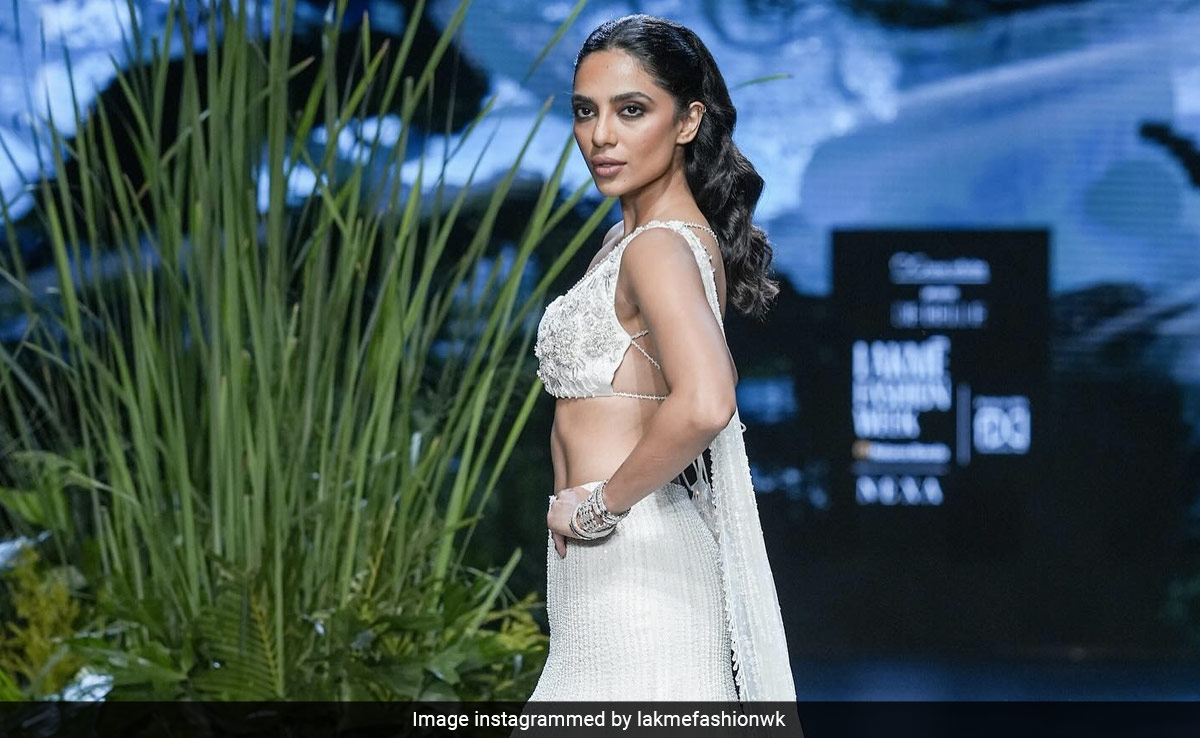 Sobhita Dhulipala's Traditional And Modern White <i>Lehenga</i> At LFW Is A Stunning <i>"Nazara"</i> In Itself