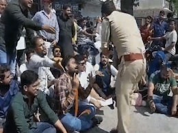 Ambikapur: खस्ता हाल नेशनल हाईवे के खिलाफ सड़क पर उतरे कांग्रेसी, युवा कांग्रेस कार्यकर्ताओं ने किया चक्का जाम Ambikapur: खस्ता हाल नेशनल हाईवे के खिलाफ सड़क पर उतरे कांग्रेसी, युवा कांग्रेस कार्यकर्ताओं ने किया चक्का जाम