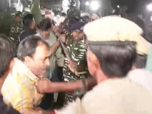 संजय सिंह की गिरफ्तारी के दौरान कार्यकर्ताओं और पुलिस में झड़प