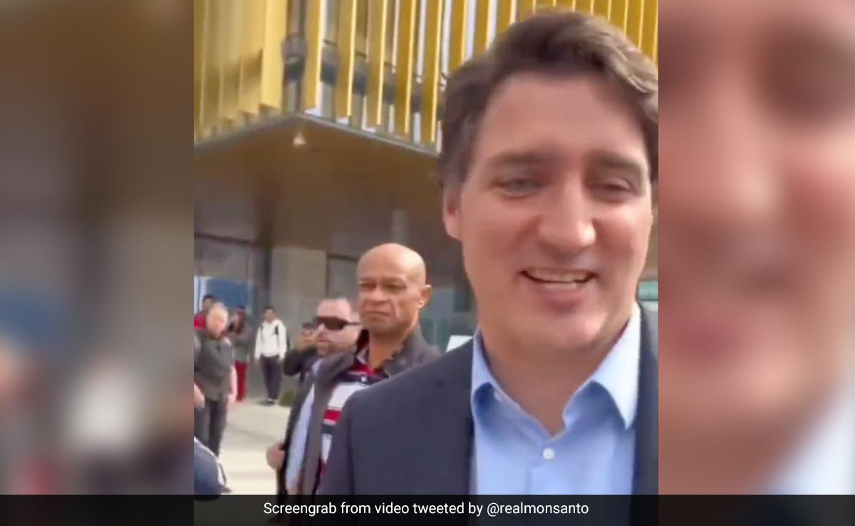 गुस्साए कनाडाई नागरिक ने किया प्रधानमंत्री जस्टिन ट्रूडो का विरोध, सरेआम कहे 'अपशब्‍द'