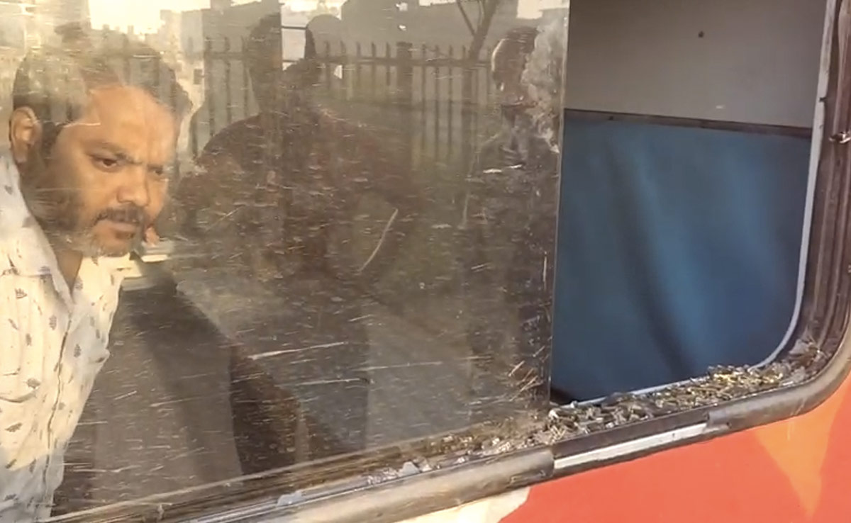 Rajasthan News: राजस्थान में फिर हुआ ट्रेन पर पथराव, एक बोगी का शीशा टूटा, जांच में जुटी पुलिस