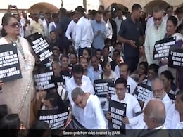 Trinamool Workers Hold Protest At Rajghat Seeking Funds For Schemes Trinamool Workers Hold Protest At Rajghat Seeking Funds For Schemes