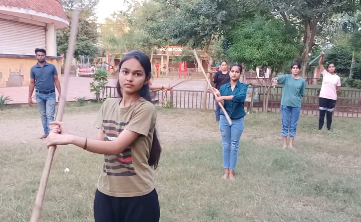शिवपुरी में लगती है अनोखी क्लास, लड़कियों को सिखाए जाते है आत्मरक्षा के गुण