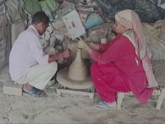 बर्तन बनाने के लिए न मिट्टी और न ही पैसे... सरकार और प्रशासन से भी नहीं मिल रही मदद
