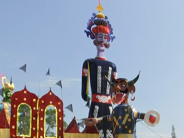 Dussehra: मेरठ के मुस्लिम परिवार की 3 पीढ़ियां बना रहीं शिमला के मंदिर में रावण का पुतला