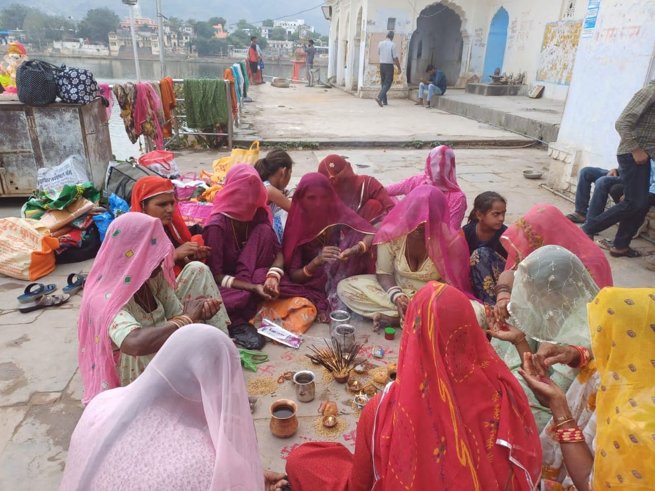 पुष्कर सरोवर के तट पर पूजा-अर्चना में जुटे श्रद्धालु. पुष्कर सरोवर के तट पर पूजा-अर्चना में जुटे श्रद्धालु.