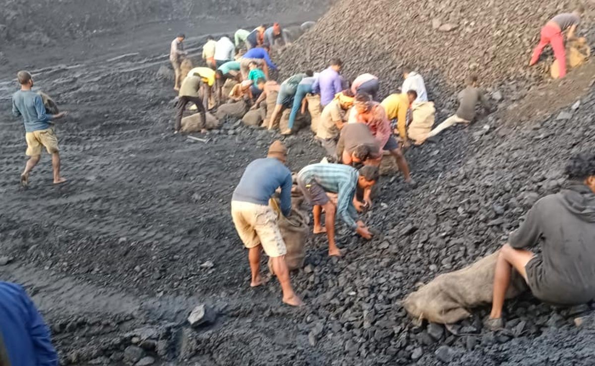 NDTV की खबर का असर: एक्शन मोड में SECL सुरक्षाकर्मी, खदान से चोरी 350 बोरी कोयला जब्त