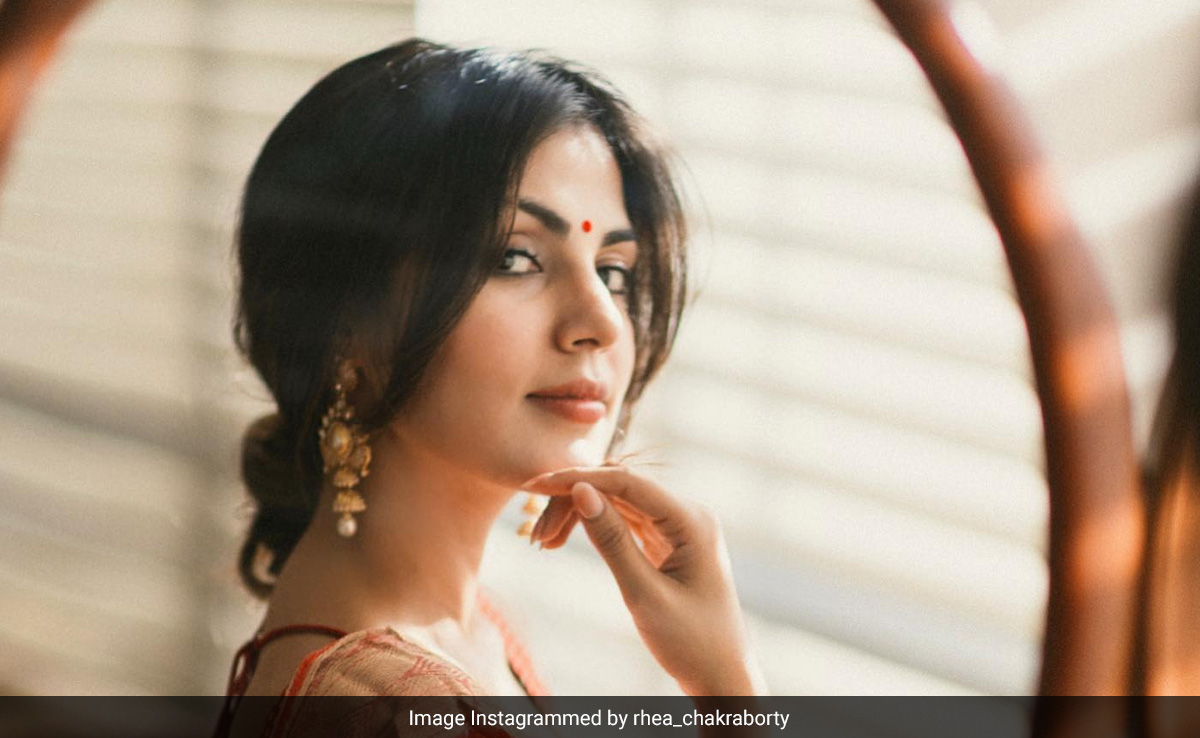 For Vijayadashami, Rhea Chakraborty Wore Her Grandmother's 100-Year-Old <i>Saree</i>