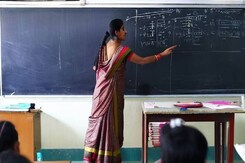 खंडवा के इस सरकारी स्कूल में बच्चों को पढ़ाते हैं AI Teachers खंडवा के इस सरकारी स्कूल में बच्चों को पढ़ाते हैं AI Teachers