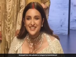 शादी के बाद परिणीति चोपड़ा ने साड़ी में किया पहला रैंप वॉक, हाथों में चूड़ा, मांग में सिंदूर लगाए यूं झूमती दिखीं एक्ट्रेस शादी के बाद परिणीति चोपड़ा ने साड़ी में किया पहला रैंप वॉक, हाथों में चूड़ा, मांग में सिंदूर लगाए यूं झूमती दिखीं एक्ट्रेस