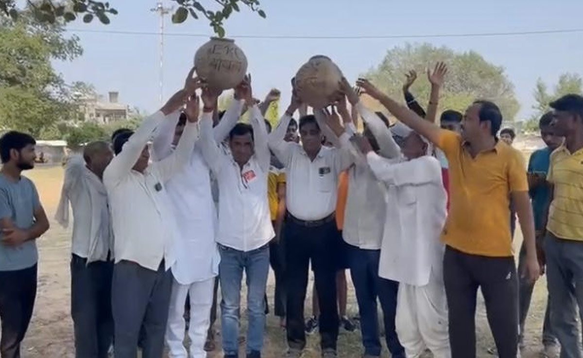 Rajasthan Election: ERCP को लेकर कांग्रेस कल से शुरू करेगी जनजागरण यात्रा, मटके फोड़कर कार्यकर्ताओं ने किया प्रदर्शन