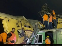 Andhra Train Accident Updates: रेल हादसे के मद्देनजर 18 ट्रेनें रद्द ,22 का रूट डायवर्ट, मुआवजे का ऐलान Andhra Train Accident Updates: रेल हादसे के मद्देनजर 18 ट्रेनें रद्द ,22 का रूट डायवर्ट, मुआवजे का ऐलान