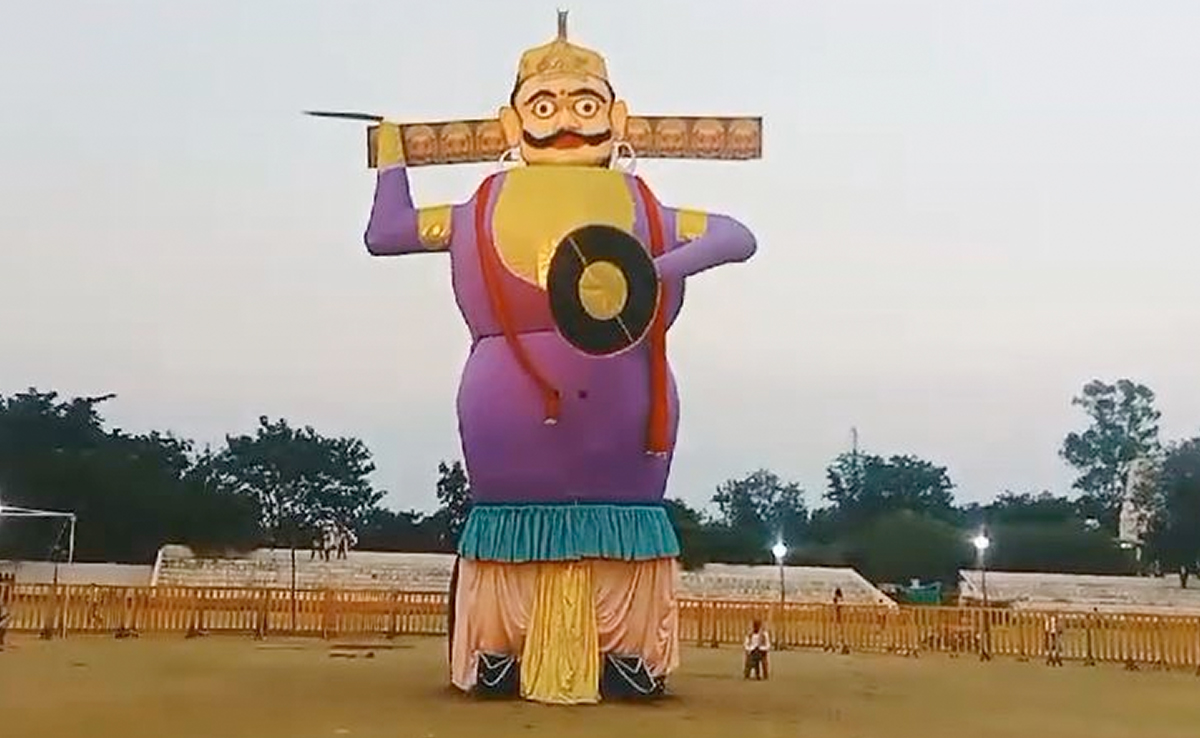 पहली बार चारों तरफ घूमेगा रावण का सिर, छतरपुर में होगा सबसे बड़े पुतले का दहन